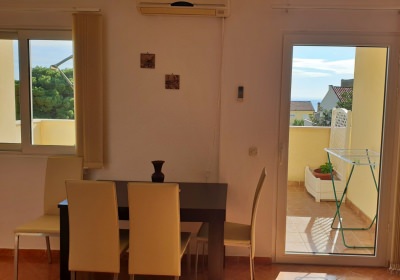 apartman drap, blagovaonica i pogled na balkon